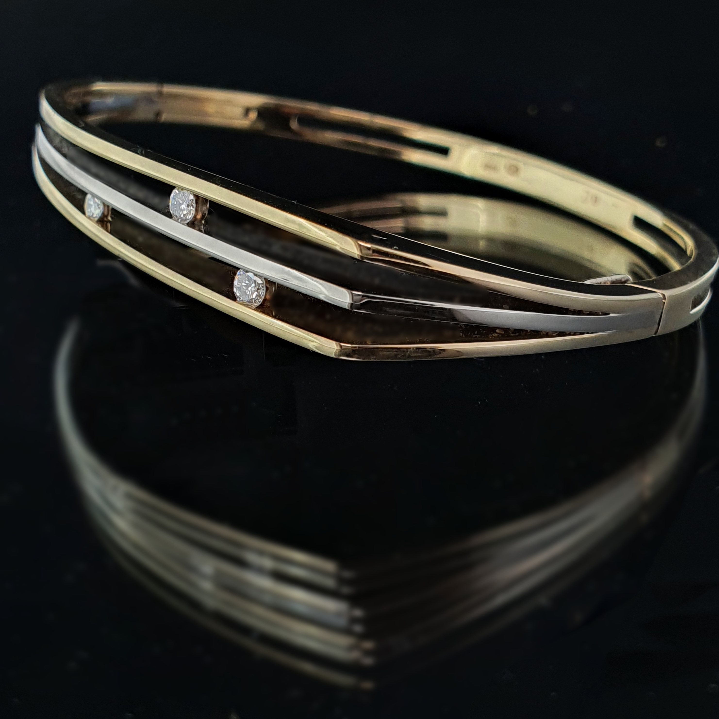 handgemaakte armband, uitgevoerd in 14 kt. goud met 3 briljanten